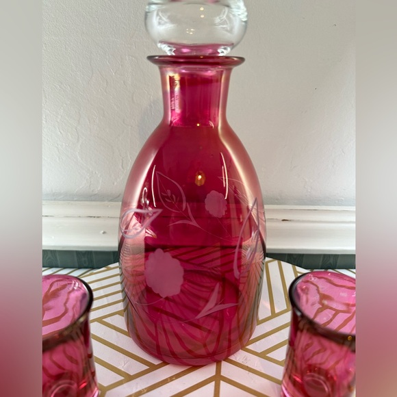 VTG Etched Cranberry Glass DECANTER W/ 4 Cordial Shot Glasses MCM - Picture 5 of 11